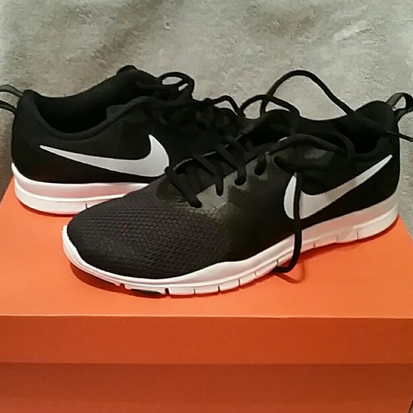 Nike Flex Essential TR Leather Women's Training Shoe Nike Flex Essential TR Leather Women's Training Shoe